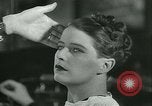 Standbild Hairstylist Fernand Paris Frankreich, 1934, aus Sekunde 35 historischem Filmmaterial Videoclip 65675022435