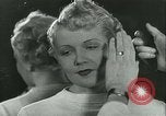 Standbild Hairstylist Fernand Paris Frankreich, 1934, aus Sekunde 57 historischem Filmmaterial Videoclip 65675022435