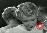 Standbild Hairstylist Fernand Paris Frankreich, 1934, aus Sekunde 61 historischem Filmmaterial Videoclip 65675022435
