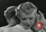 Standbild Hairstylist Fernand Paris Frankreich, 1934, aus Sekunde 62 historischem Filmmaterial Videoclip 65675022435