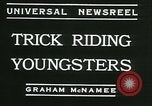 Standbild junge Kinder reiten Pferde Kansas City Missouri USA, 1934, aus Sekunde 10 historischem Filmmaterial Videoclip 65675022443