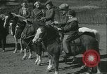 Standbild junge Kinder reiten Pferde Kansas City Missouri USA, 1934, aus Sekunde 22 historischem Filmmaterial Videoclip 65675022443