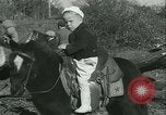 Standbild junge Kinder reiten Pferde Kansas City Missouri USA, 1934, aus Sekunde 25 historischem Filmmaterial Videoclip 65675022443