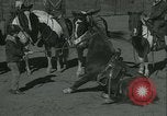 Standbild junge Kinder reiten Pferde Kansas City Missouri USA, 1934, aus Sekunde 42 historischem Filmmaterial Videoclip 65675022443