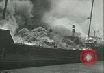 Image Santa Paula pétrolier en flammes Hunters Point California USA, 1933, de la seconde 11 séquences d'archives historiques vidéo 65675022446