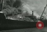 Image Santa Paula pétrolier en flammes Hunters Point California USA, 1933, de la seconde 16 séquences d'archives historiques vidéo 65675022446