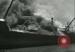 Image Santa Paula pétrolier en flammes Hunters Point California USA, 1933, de la seconde 19 séquences d'archives historiques vidéo 65675022446