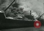 Image Santa Paula pétrolier en flammes Hunters Point California USA, 1933, de la seconde 20 séquences d'archives historiques vidéo 65675022446