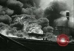 Image Santa Paula pétrolier en flammes Hunters Point California USA, 1933, de la seconde 28 séquences d'archives historiques vidéo 65675022446
