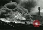 Image Santa Paula pétrolier en flammes Hunters Point California USA, 1933, de la seconde 29 séquences d'archives historiques vidéo 65675022446