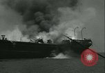 Image Santa Paula pétrolier en flammes Hunters Point California USA, 1933, de la seconde 43 séquences d'archives historiques vidéo 65675022446