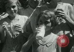 Standbild frische Luft Camp Sommer Camp für Kinder aus armen Familien Sylvan Lake Michigan USA, 1933, aus Sekunde 46 historischem Filmmaterial Videoclip 65675022459