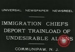 Standbild illegale Einwanderer abgeschoben über Ellis Island Communipaw New Jersey USA, 1931, aus Sekunde 21 historischem Filmmaterial Videoclip 65675022469