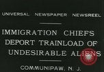 Standbild illegale Einwanderer abgeschoben über Ellis Island Communipaw New Jersey USA, 1931, aus Sekunde 24 historischem Filmmaterial Videoclip 65675022469