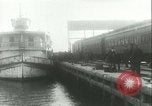 Standbild illegale Einwanderer abgeschoben über Ellis Island Communipaw New Jersey USA, 1931, aus Sekunde 25 historischem Filmmaterial Videoclip 65675022469