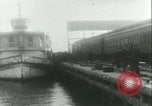 Standbild illegale Einwanderer abgeschoben über Ellis Island Communipaw New Jersey USA, 1931, aus Sekunde 26 historischem Filmmaterial Videoclip 65675022469