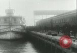 Standbild illegale Einwanderer abgeschoben über Ellis Island Communipaw New Jersey USA, 1931, aus Sekunde 27 historischem Filmmaterial Videoclip 65675022469