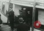 Standbild illegale Einwanderer abgeschoben über Ellis Island Communipaw New Jersey USA, 1931, aus Sekunde 51 historischem Filmmaterial Videoclip 65675022469
