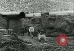 Standbild Los Angeles Aquädukt Pipeline Jawbone Canyon, 1931, aus Sekunde 12 historischem Filmmaterial Videoclip 65675022470