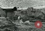 Standbild Los Angeles Aquädukt Pipeline Jawbone Canyon, 1931, aus Sekunde 13 historischem Filmmaterial Videoclip 65675022470