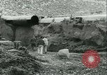 Standbild Los Angeles Aquädukt Pipeline Jawbone Canyon, 1931, aus Sekunde 14 historischem Filmmaterial Videoclip 65675022470