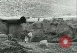 Standbild Los Angeles Aquädukt Pipeline Jawbone Canyon, 1931, aus Sekunde 16 historischem Filmmaterial Videoclip 65675022470