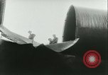 Standbild Los Angeles Aquädukt Pipeline Jawbone Canyon, 1931, aus Sekunde 27 historischem Filmmaterial Videoclip 65675022470