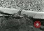 Standbild Los Angeles Aquädukt Pipeline Jawbone Canyon, 1931, aus Sekunde 45 historischem Filmmaterial Videoclip 65675022470