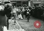 Standbild jährliche Wein Rennen Paris Frankreich, 1931, aus Sekunde 16 historischem Filmmaterial Videoclip 65675022474
