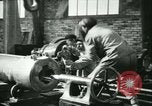 Standbild 155mm Artillerie geladen in Ersten Weltkrieg Saint Cloud Frankreich, 1918, aus Sekunde 1 historischem Filmmaterial Videoclip 65675022478