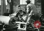 Standbild 155mm Artillerie geladen in Ersten Weltkrieg Saint Cloud Frankreich, 1918, aus Sekunde 4 historischem Filmmaterial Videoclip 65675022478