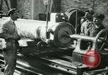 Standbild 155mm Artillerie geladen in Ersten Weltkrieg Saint Cloud Frankreich, 1918, aus Sekunde 11 historischem Filmmaterial Videoclip 65675022478