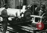 Standbild 155mm Artillerie geladen in Ersten Weltkrieg Saint Cloud Frankreich, 1918, aus Sekunde 12 historischem Filmmaterial Videoclip 65675022478