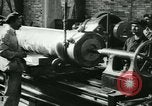 Standbild 155mm Artillerie geladen in Ersten Weltkrieg Saint Cloud Frankreich, 1918, aus Sekunde 14 historischem Filmmaterial Videoclip 65675022478