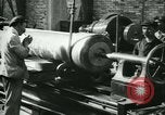 Standbild 155mm Artillerie geladen in Ersten Weltkrieg Saint Cloud Frankreich, 1918, aus Sekunde 18 historischem Filmmaterial Videoclip 65675022478