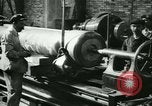 Standbild 155mm Artillerie geladen in Ersten Weltkrieg Saint Cloud Frankreich, 1918, aus Sekunde 21 historischem Filmmaterial Videoclip 65675022478