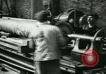 Standbild 155mm Artillerie geladen in Ersten Weltkrieg Saint Cloud Frankreich, 1918, aus Sekunde 28 historischem Filmmaterial Videoclip 65675022478