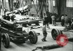 Standbild 155mm Artillerie geladen in Ersten Weltkrieg Saint Cloud Frankreich, 1918, aus Sekunde 45 historischem Filmmaterial Videoclip 65675022478