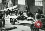 Standbild 155mm Artillerie geladen in Ersten Weltkrieg Saint Cloud Frankreich, 1918, aus Sekunde 55 historischem Filmmaterial Videoclip 65675022478