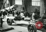 Standbild 155mm Artillerie geladen in Ersten Weltkrieg Saint Cloud Frankreich, 1918, aus Sekunde 57 historischem Filmmaterial Videoclip 65675022478