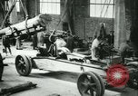 Standbild 155mm Artillerie geladen in Ersten Weltkrieg Saint Cloud Frankreich, 1918, aus Sekunde 58 historischem Filmmaterial Videoclip 65675022478