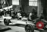 Standbild 155mm Artillerie geladen in Ersten Weltkrieg Saint Cloud Frankreich, 1918, aus Sekunde 59 historischem Filmmaterial Videoclip 65675022478