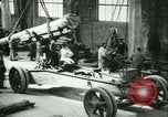 Standbild 155mm Artillerie geladen in Ersten Weltkrieg Saint Cloud Frankreich, 1918, aus Sekunde 61 historischem Filmmaterial Videoclip 65675022478