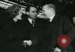 Immagine di Vice Presidente e signora Nixon Londra Inghilterra Regno Unito, 1958, secondo 10 filmato di repertorio 65675022485