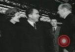 Immagine di Vice Presidente e signora Nixon Londra Inghilterra Regno Unito, 1958, secondo 12 filmato di repertorio 65675022485