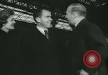 Immagine di Vice Presidente e signora Nixon Londra Inghilterra Regno Unito, 1958, secondo 13 filmato di repertorio 65675022485