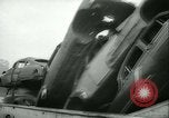 Immagine di La masterizzazione abbandonata e devastata vetture New York City USA, 1958, secondo 8 filmato di repertorio 65675022487