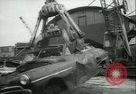 Immagine di La masterizzazione abbandonata e devastata vetture New York City USA, 1958, secondo 12 filmato di repertorio 65675022487