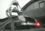 Immagine di La masterizzazione abbandonata e devastata vetture New York City USA, 1958, secondo 25 filmato di repertorio 65675022487
