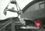 Immagine di La masterizzazione abbandonata e devastata vetture New York City USA, 1958, secondo 26 filmato di repertorio 65675022487